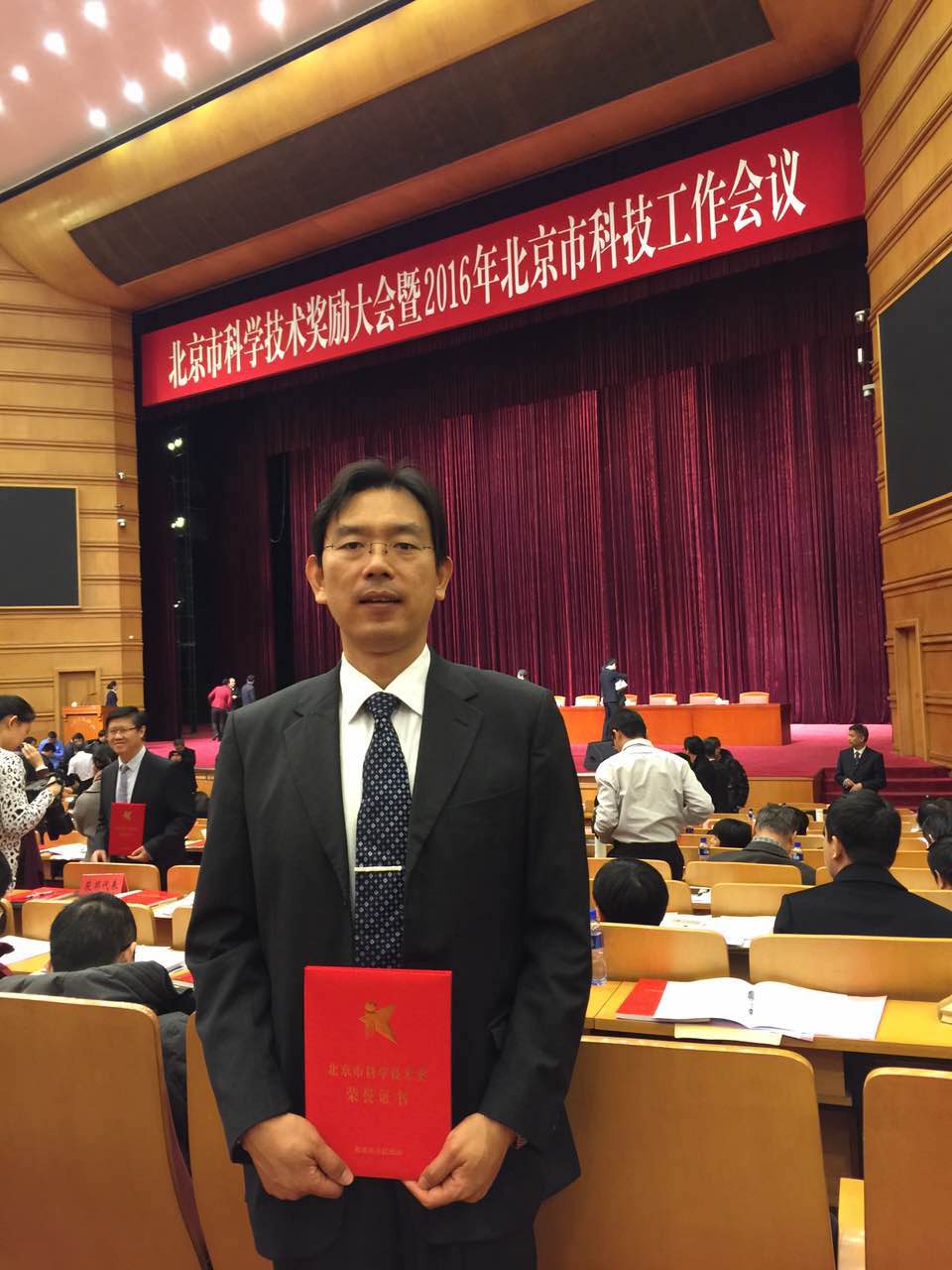 图为 李路明教授在会议现场